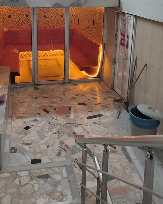 Buhar odası: kırmızı mozaikli oturma yerleri ve turuncu ışık