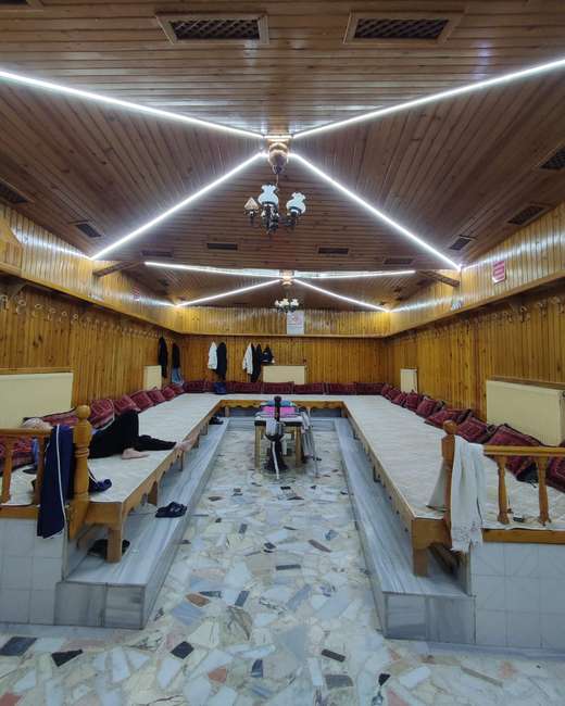 Soyunmalık bölümü: ahşap kaplama, sedirler ve kilim yastıklar